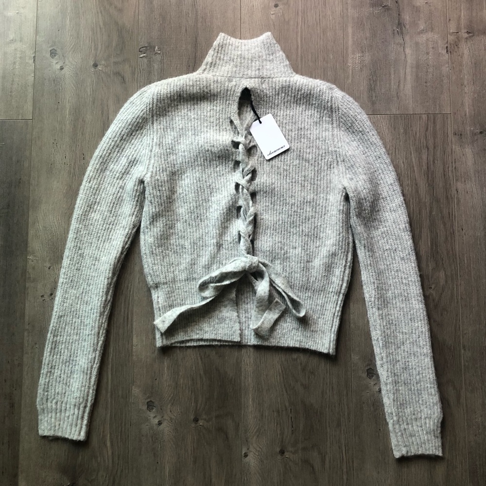 Sweater with tie in the back